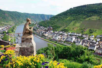 La localidad alemana de Cochem, bañada por las aguas del Mosela, afluente del Rin.