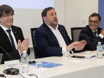 De izquierda a derecha, el presidente de la Generalitat, Carles Puigdemont; el vicepresidente del Govern, Oriol Junqueras, y el director de la Agencia Tributaria de Cataluña, Eduard Vilà.