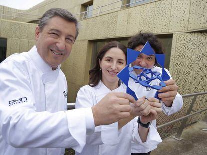 Los chefs Joan Roca, Elena Arzak y Gast&oacute;n Acurio, en febrero pasado tras la presentaci&oacute;n del premio mundial Basque Culinary.