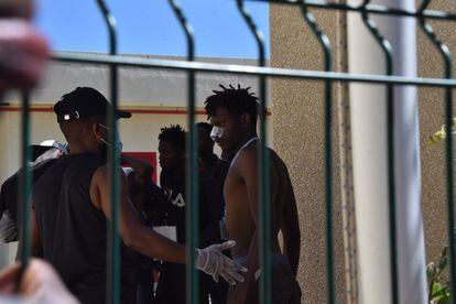 Uno de los migrantes que ha saltado la valla de Ceuta es atendido en el CETI. 