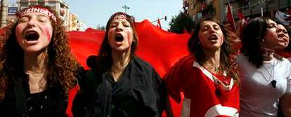 Mujeres turcas corean cánticos contra el Gobierno en la manifestación celebrada ayer en la ciudad de Manisa.