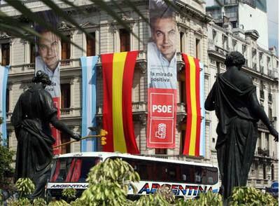 Carteles del PSOE con la imagen de Zapatero en Buenos Aires en la campaña electoral de 2008.