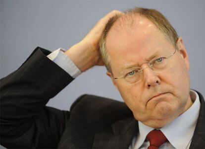 El titular del ramo, Peer Steinbrück, durante una rueda de prensa en Berlín.