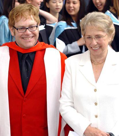 Elton John y su madre, Sheila Farebrother. El músico y su madre no se hablan desde hace unos ocho años. En una entrevista con el 'Daily Mail', Farebrother dijo que lamentaba la situación entre ambos. Según el tabloide, ambos cortaron toda relación cuando Elton le pidió a su madre que ya no hablara con dos de sus más viejos amigos, Bob Halley y John Reid, con quienes él se había peleado.