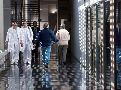 Trabajadores y usuarios del Hospital de Dénia en el pasillo de acceso a las consultas externas en 2009.