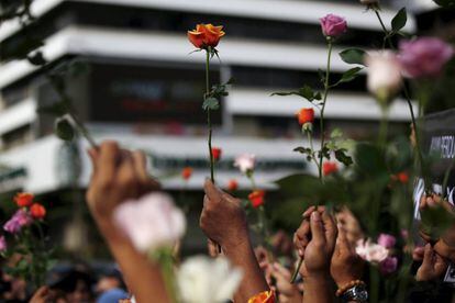 Flores en homenaje a las víctimas del ataque perpetrado en el centro de Yakarta (Indonesia) el jueves 14 de enero.