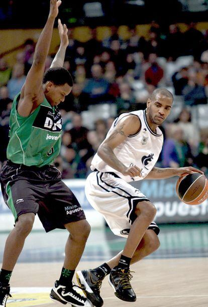 Jackson lucha un balón ante Robinson (Joventut), en febrero.