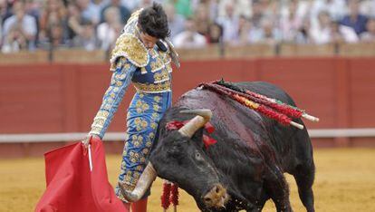 El diestro Alejandro Talavante torea con la muleta al primero de su lote, del hierro de Juan Pedro Domecq, en la tercera corrida de la Feria de San Miguel celebrada esta tarde en la Real Maestranza de Sevilla. 