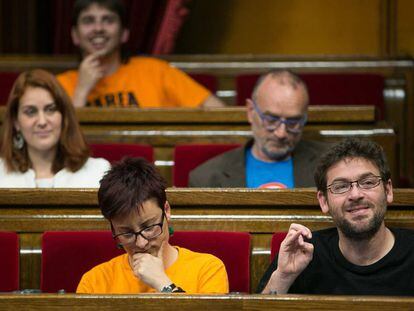 Los diputados Albano Dante-Fach&iacute;n (d, primera fila) y Jessica Albiach en el Parlament.