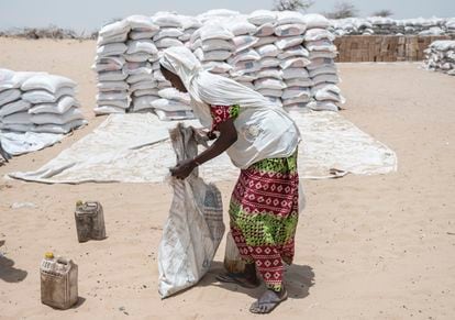 Una mujer empaqueta los alimentos entregados por la agencia de la ONU en el campo de refugiados huidos de la violencia de Boko Haram.
