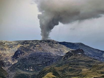Humo y cenizas salen del volcán Nevado del Ruiz, cerca de Murillo, departamento de Tolima (Colombia), el 10 de abril de 2023.