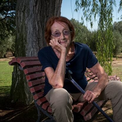 22/07/2022 Rosa Regàs, escritora y directora general de la Biblioteca Nacional de España entre 2004 y 2007, bajo el sauce que plantó en recuerdo del editor Jaime Salinas en el jardín de su casa en Llofriu (Girona) /Toni Ferragut
