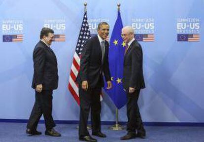 (De izq a der) El presidente de la Comisión Europea, Jose Manuel Durao Barroso, el presidente estadounidense, Barack Obama, y el presidente del Consejo Europeo, Herman Van Rompuy, posan para los fotógrafos en el ámbito de la cumbre EU-EE. UU., en la sede del Consejo Europeo en Bruselas (Bélgica) hoy, miércoles 26 de marzo de 2014.