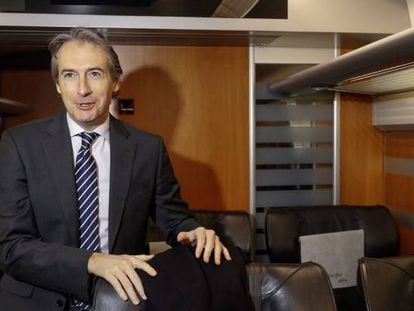 El ministro de Fomento, Íñigo de la Serna, antes de emprender viaje a Barcelona en AVE con motivo del X aniversario de la línea de alta velocidad entre Madrid y Barcelona.