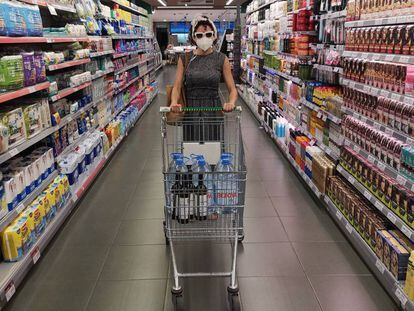 Imatge de l'obra 'Audioguia per a supermercats en temps de pandèmia', de CaboSanRoque, que s'estrenarà al Temporada Alta de Girona.