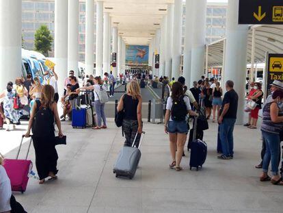 Multitud de pasajeros en el aeropuerto de Palma de Mallorca.