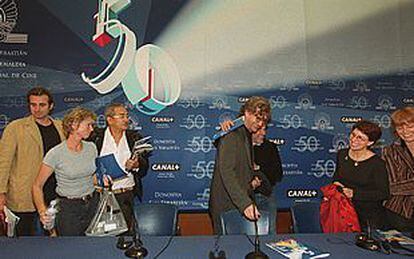 De izquierda a derecha, Mariano Barroso, Ángela Pope, Chatri Chalerm Yukol, Wim Wenders, Renato Berta y Ariane Ascaride, miembros del jurado del 50º Festival de Cine de San Sebastián.