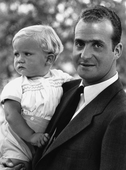 29 de julio de 1969. El rey Juan Carlos I junto a su hijo el príncipe Felipe.