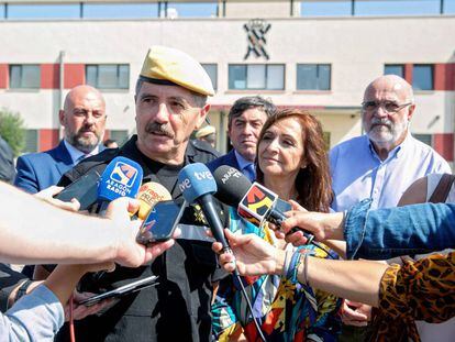 El jefe de la UME, teniente general Miguel Alcañiz, durante una visita a la base aérea de Zaragoza el pasado año.