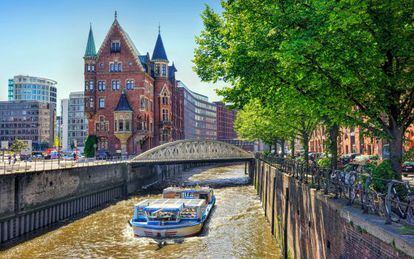 Crucero por los canales de Speicherblock, el antiguo complejo portuario de almacenes ladrillo rojo de Hamburgo, declarado patrimonio mundial.