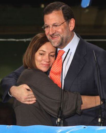 Elvira Fernández abraza a Mariano Rajoy la noche electoral del 9 de marzo de 2008.