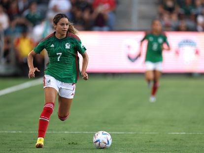 La futbolista mexicana Scarlett Camberos durante un partido en Los Ángeles, en septiembre de 2022.