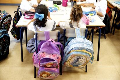 Alumnas en el interior de un aula. 