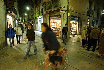 Ambiente animado en la calle de Ballesteries de Girona