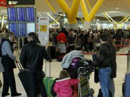Pasajeros en el aeropuerto de Barajas en una nueva jornada de huelga de los pilotos de Iberia