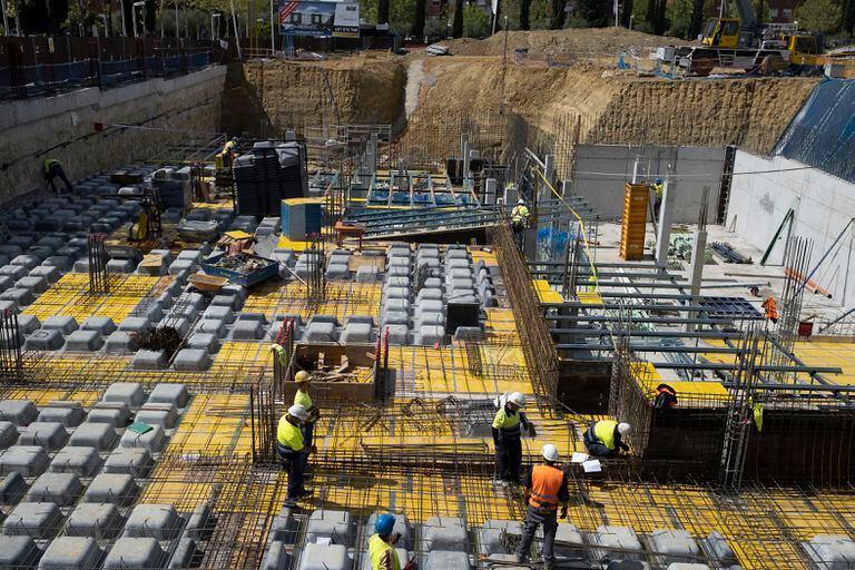 Obreros trabajan en la construcción de un de un bloque de viviendas en Sevilla.