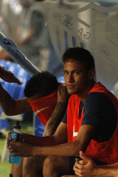 Neymar, en el banquillo de La Rosaleda.