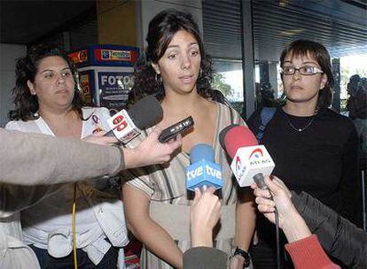 La concejal de CiU en el Ayuntamiento de Barcelona Francina Vila (centro), junto a otras dos de las ocho catalanas que fueron expulsadas ayer de Cuba, a su llegada al aeropuerto de Barajas.