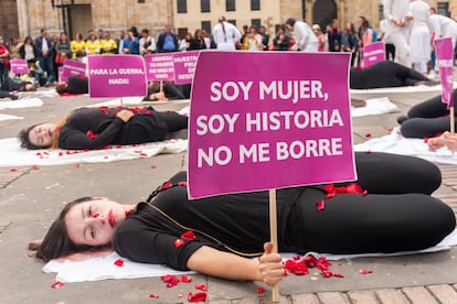Mujeres colombianas escenifican en Bogotá la violencia contra la mujer, en marzo de 2019.