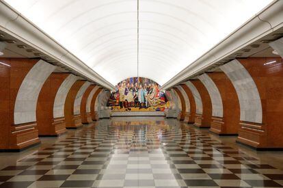 Interior de la estación Park Pobedy. Cuando se inauguró el metro de Moscú en 1935, tenía sólo 11 estaciones y atrajo a 285.000 curiosos el primer día.