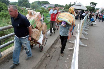 Venezolanos cruzan a Colombia para comprar suministros.