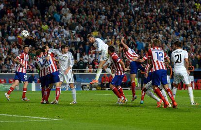 Sergio Ramos cabecea en el gol del empate para el Madrid en la final contra el Atlético el 24 de mayo de 2014, en Lisboa.
