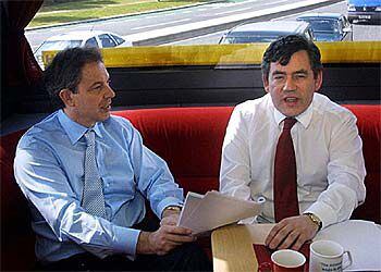 Tony Blair y Gordon Brown, durante un viaje de campaña electoral en junio de 2001.