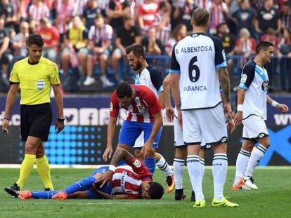 Augusto Fernández se duele en el suelo.