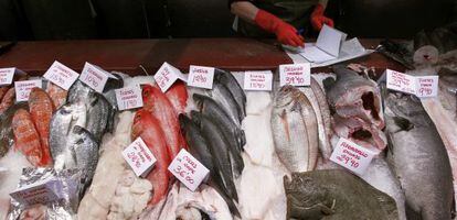 Aspecto que presenta un puesto de venta de pescado en un mercado. EFE/Archivo