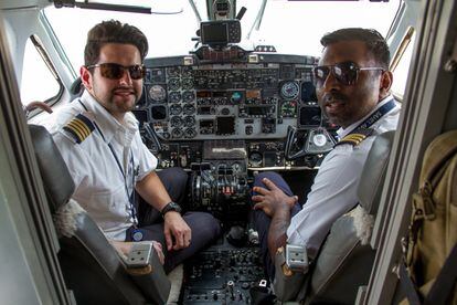 Los pilotos Ruan van Staden y Kerchen Naidoo, a punto de despegar con destino a Niamey.