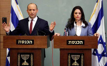 El ministro de Educación de Israel, Naftali Bennett, en su comparecencia junto a la ministra de Justicia, Ayelet Shaked.