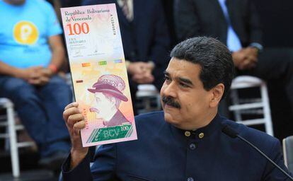 Maduro muestra un nuevo bolívar. 