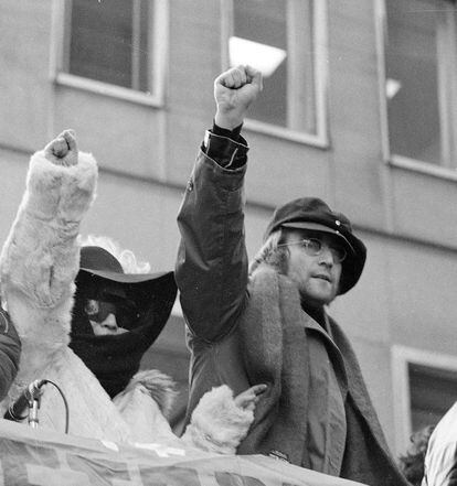 Lennon y su segunda esposa, Yoko Ono, levantan los puños durante una manifestación ante la sede de la British Overseas Airways Corp., en Nueva York, pidiendo la retirada de las tropas británicas de Irlanda del Norte, en 1972.