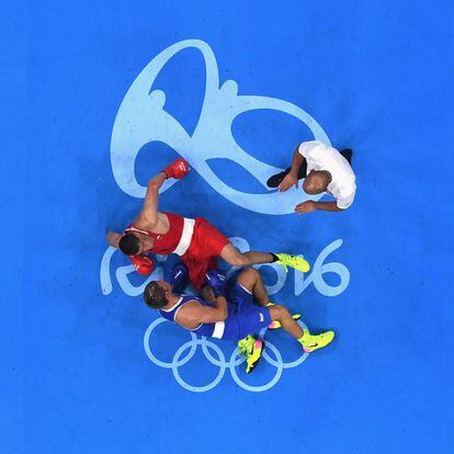 Evgeny Tishchenko de Russia (rojo) y Clemente Russo de Italia (azul) compiten en los cuartos de final de pesos pesados. 
