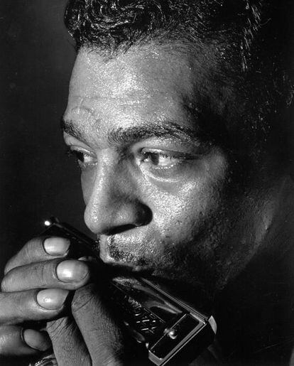 Violento, alcohólico, macarra y jugador empedernido. Y genial armonicista. Seguramente el mejor armónica de blues de todos los tiempos. El Chico Malo del Blues, como apodaron a Little Walter (Lousiana, 1930-Chicago, 1968) , fue el primer músico que triunfó con el pequeño instrumento de viento como principal argumento. Comenzó en los años cincuenta integrado en la banda de Muddy Waters, hasta que Leonard Chess, el jefe de la compañía de Chicago Chess Records, descubrió su talento y le lanzó en solitario. “Sus canciones eran increíbles, algunas de ellas eran hip hop mucho antes de que naciera el hip hop”, llegó a decir Chuck D, de Public Enemy. Su alcoholismo derivó en un mal carácter. Cada noche que salía era el centro de una pelea. Encajó mal el bajón del blues negro en los sesenta, cuando solo se escuchaba a los Beatles y a los Rolling Stones. “Se comportaba como un 'cowboy' sin control”, escribe Mike Rowe en su libro 'Chicago Blues'. Murió en la cama, en la casa que compartía con su novia, después de una noche de peleas, producto de las heridas y de la ingesta de alcohol. Tenía 37 años, pero físicamente aparentaba 60. En la imagen, Little Walter posa con su armónica en 1955.