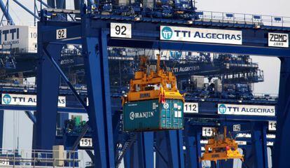 Una gr&uacute;a de Hanjin manipula un contenedor en el puerto de Algeciras.