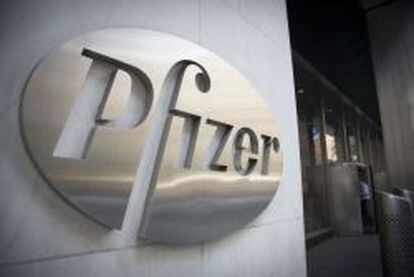 Logo de Pfizer en la sede de la compa&ntilde;&iacute;a.
