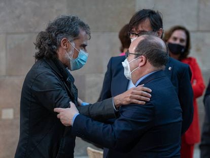 Miquel Iceta i Salvador Illa saluden Jordi Cuixart el dia de la investidura d'Aragonès.