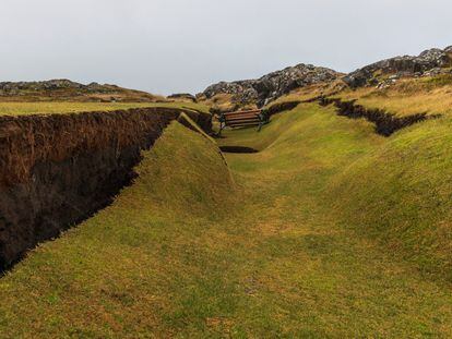 La grieta abierta en el sur de Islandia tiene 15 kilómetros y respondería a la actividad del magma. En la imagen, la fisura a lo largo de un campo de golf en Grindavík, donde se concentran los temblores.