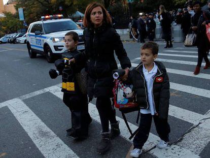 Una mujer recoge a sus hijos del colegio en medio de la escena del atentado. En vídeo, el momento en que es abatido el autor del ataque.